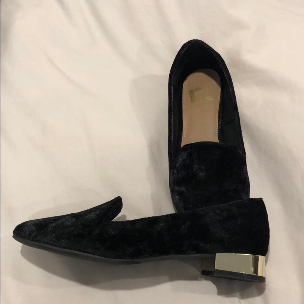 🐝 Black Loafers 7 1/2 🐝